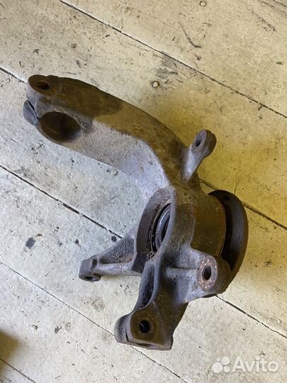 Передний левый поворотный кулак Рено Сценик 2