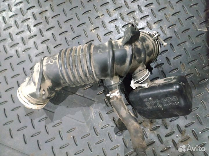 Патрубок воздуховода Toyota RAV4 2. 0 1az Fe