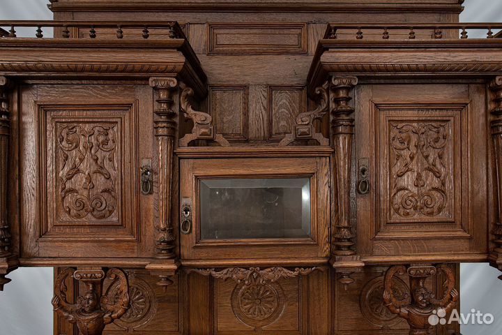 Высокий старинный буфет из массива. Неоренессанс