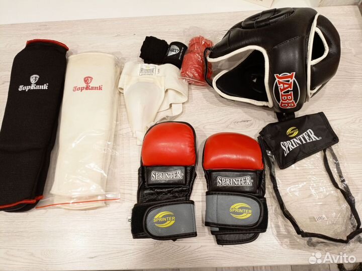 Шлем и перчатки для единоборств