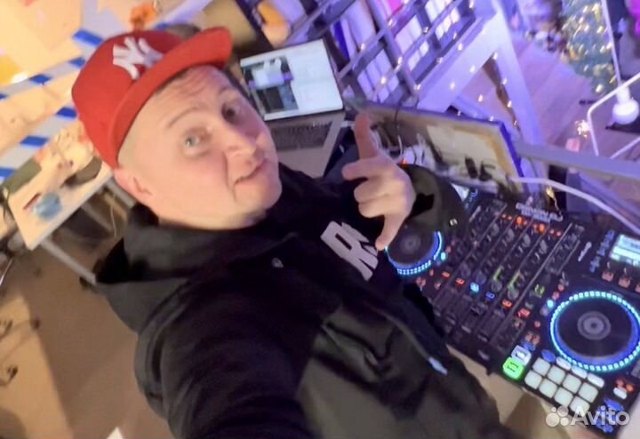 Диджей со своей аппаратурой