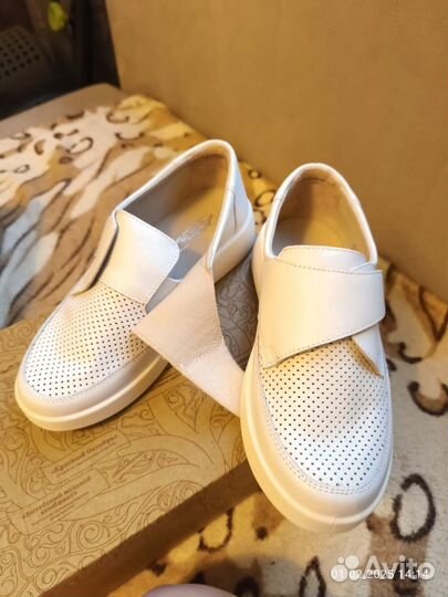 Продаю обувь для медиков женская