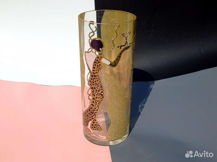 Ваза для цветов интерьерная с женщиной в перчатках