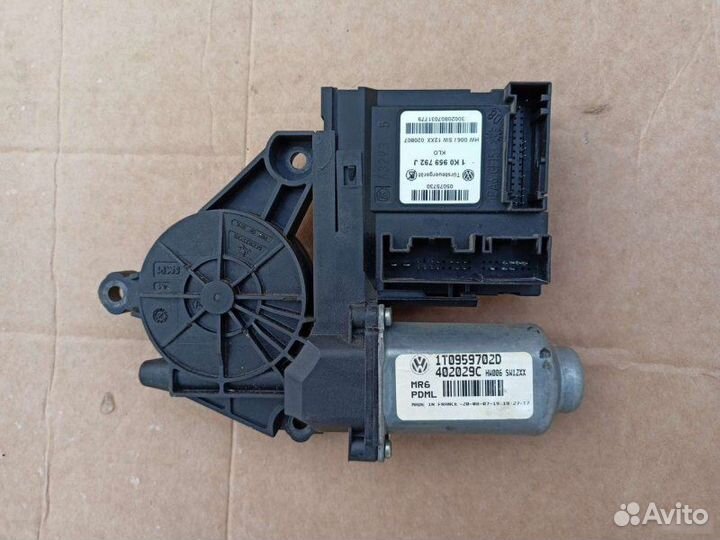 Моторчик стеклоподъемника Skoda Octavia A5