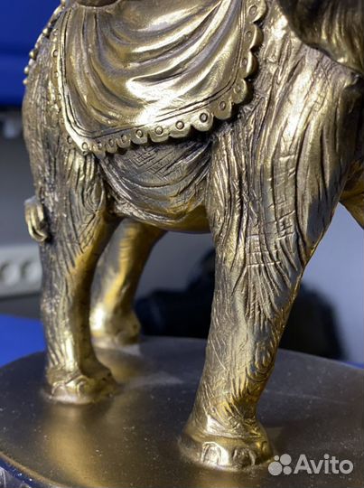 Тортница на ножке со слоном