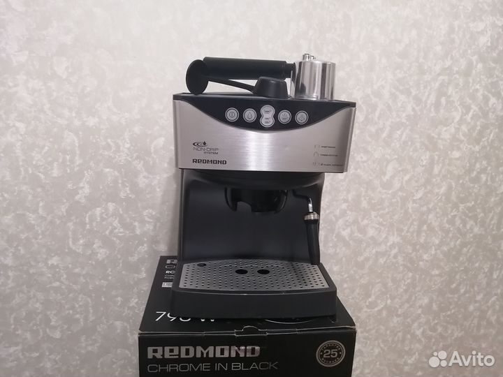 Кофеварка рожковая Redmond RCM-1503