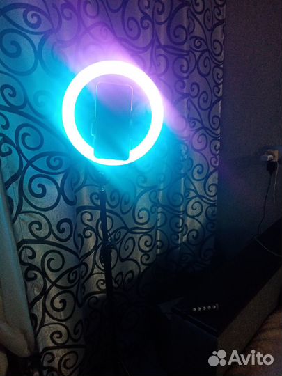 Лампа со штативом для телефона