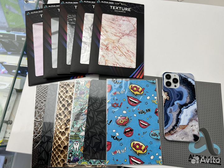 Поклейка защитного стекла на телефон