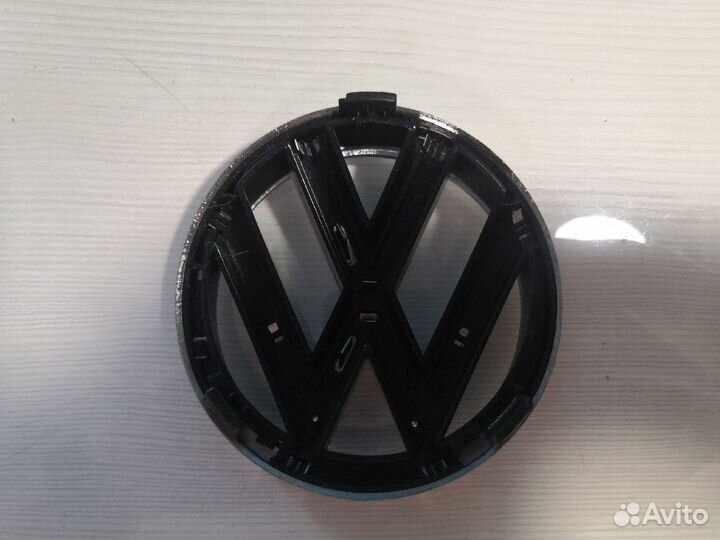 Эмблема Volkswagen в решетку радиатора Polo
