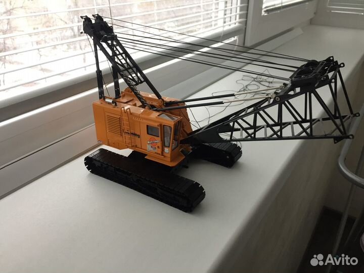 Модель гусеничного крана 1:50