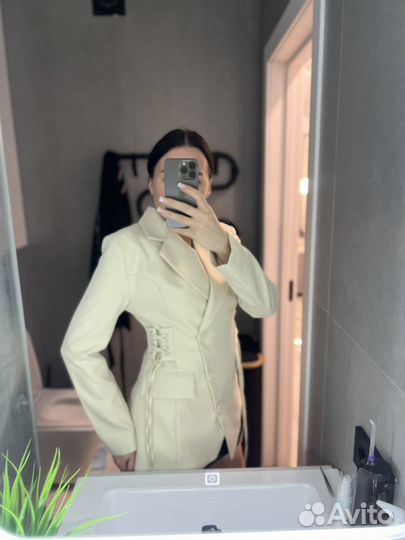 Белый и бежевый пиджак