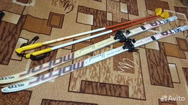 Лыжные ботинки и лыжи