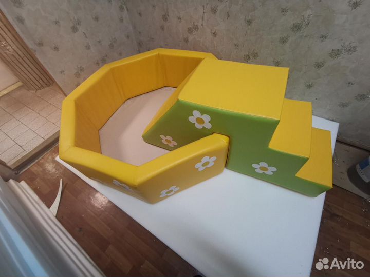 Сухой бассейн ромашка и спуск горка