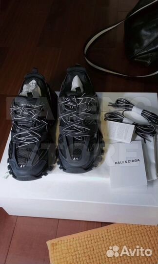 Кроссовки balenciaga track 1 black на руках