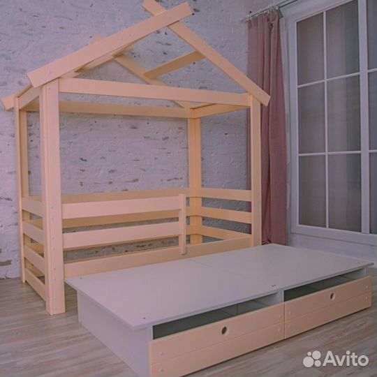 Детская кровать с домиком