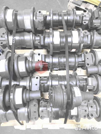 Каток поддерживающий Hitachi 350GLC HT696