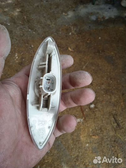 Повторитель в крыло Тойота Витц