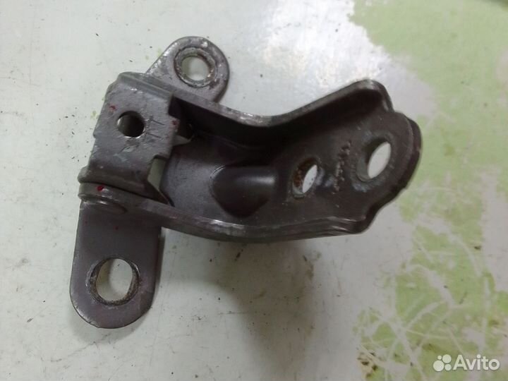 Петля двери верхняя Kia Ceed хетчбэк