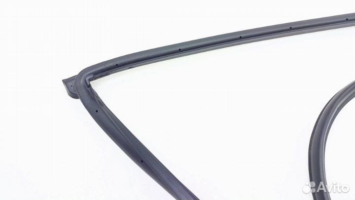 Уплотнитель двери передний левый Hyundai Sonata YF