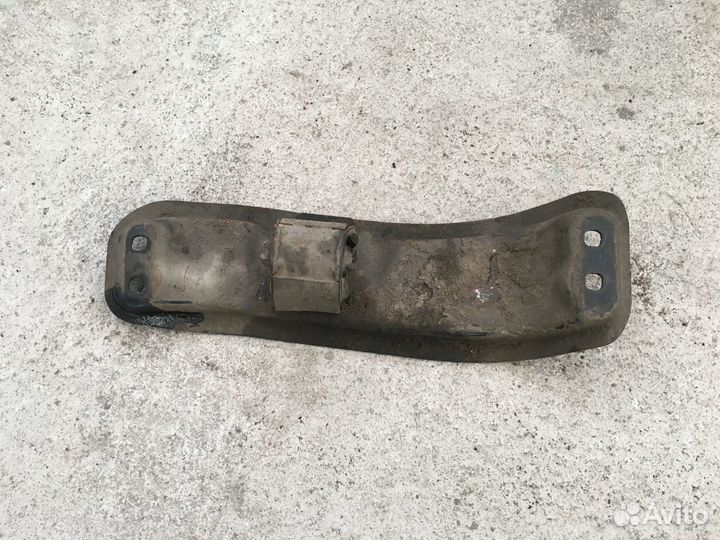 Кронштейн коробки Mercedes W210 (4022)