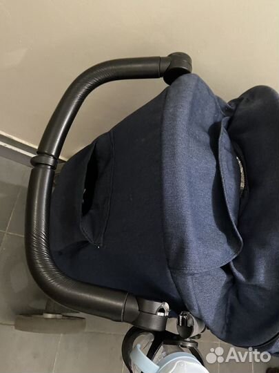 Прогулочная коляска складывается
