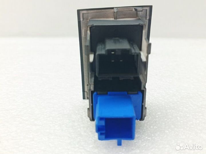 Кнопка аварийной сигнализации Volkswagen Tiguan 2