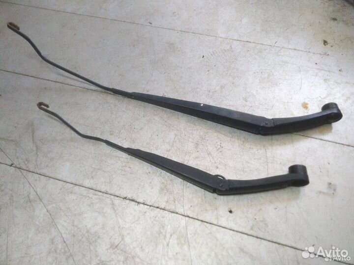 Поводок стеклоочистителя Hyundai Solaris 2012