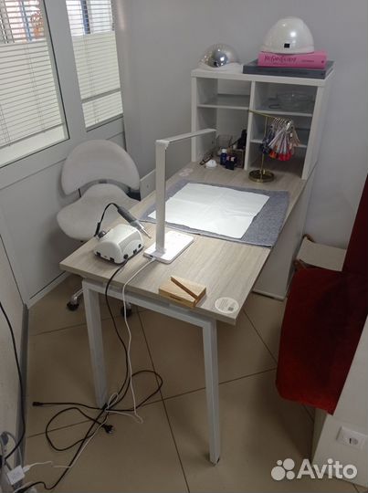 Маникюрный стол с полкой