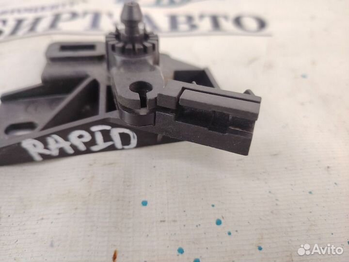 Кронштейн ручки открывания капота Skoda Rapid I (2012—2017)