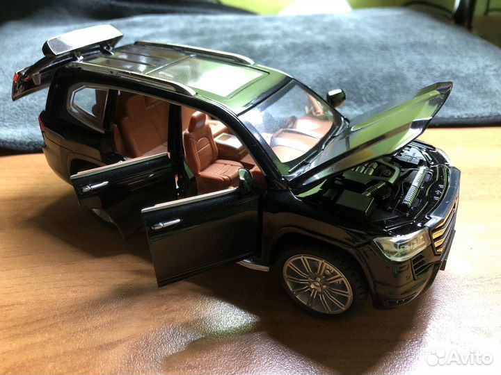 Моделька Land Cruiser 300
