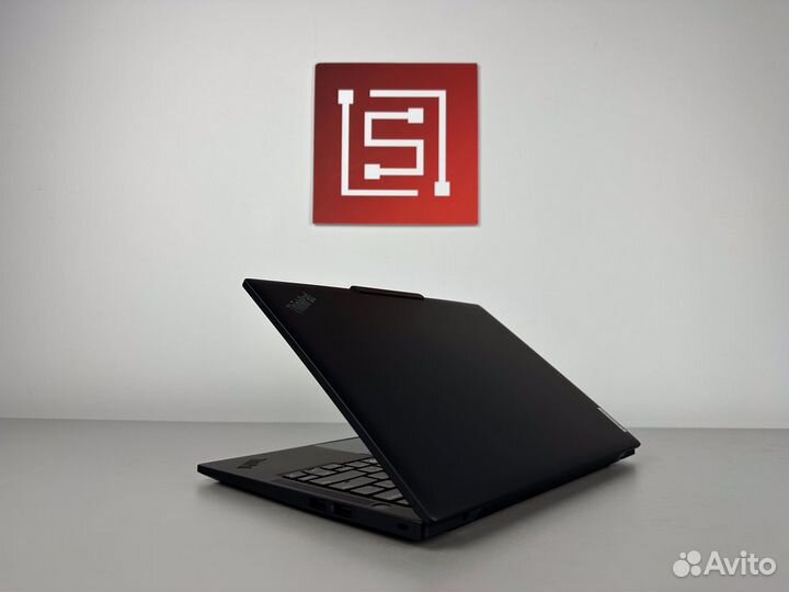 Lenovo ThinkPad T14S Snapdragon X Elite / oled