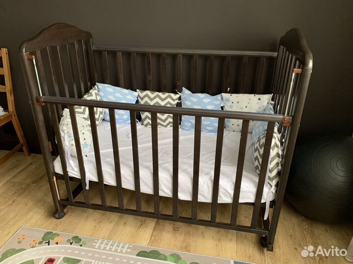 Детская кроватка с маятником