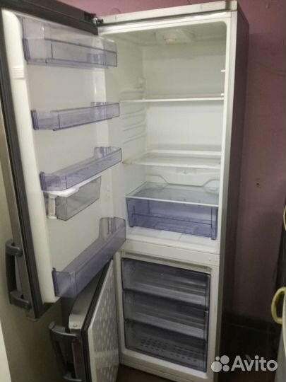 Большой двухкамерный Холодильник стального цвета