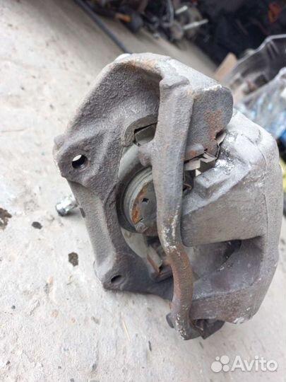 Супорт передний правый Mercedes w211