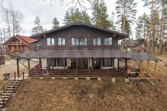 Коттедж 250 м² на участке 10 сот.