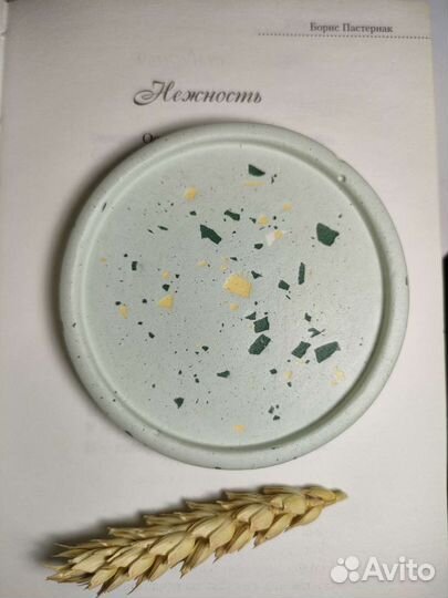 Свеча из вощины на подставке из гипса