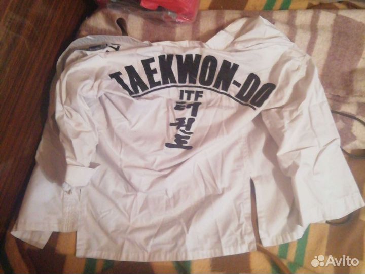 Комплект одежды для рукопашного боя и теквондо