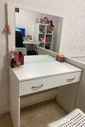 Стол туалетный с зеркалом Белый