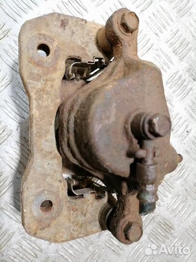 Суппорт передний правый Kia Carens 2002 2006