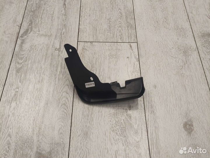 Брызговик передний правый на Mazda 3 BM 2013-2019