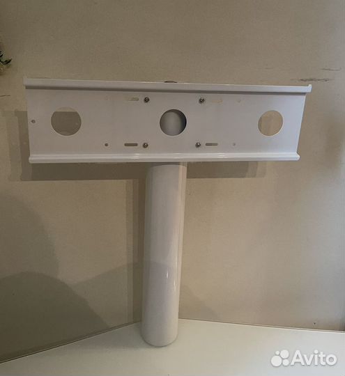 Тумба под телевизор с кронштейном