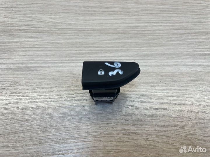 Кнопка центрального замка Renault Duster