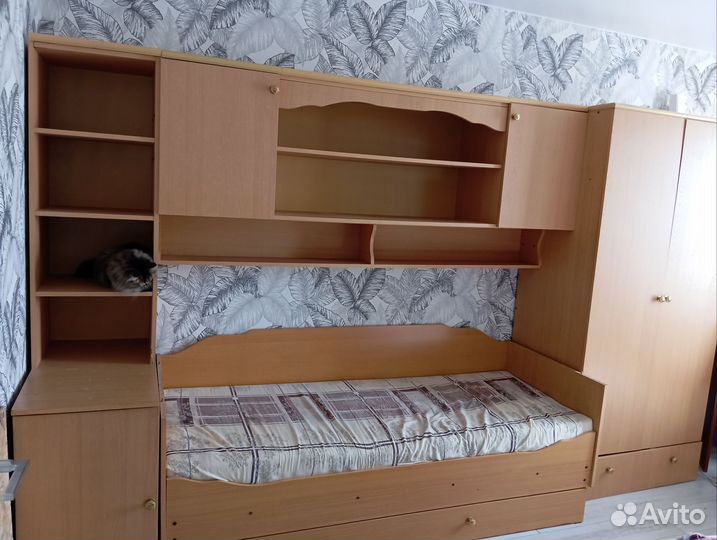 Стенка в комнату