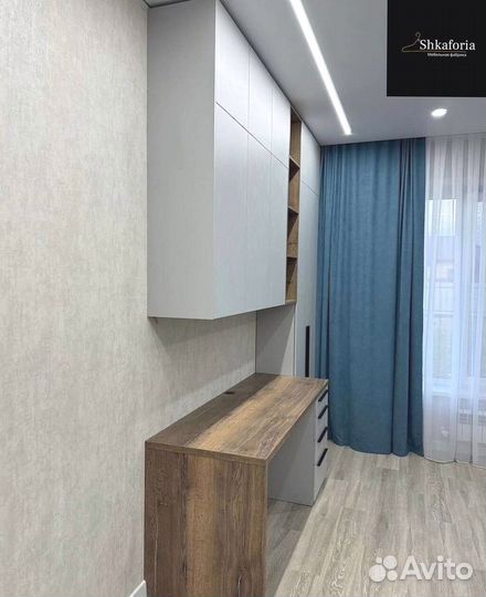 Шкаф распашной с полками