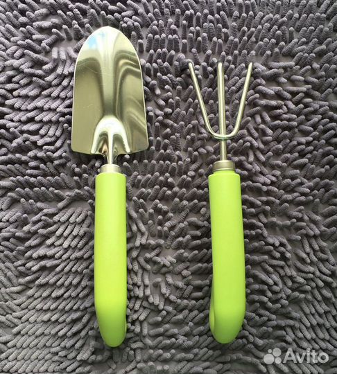 Садовая лопатка и грабли новые