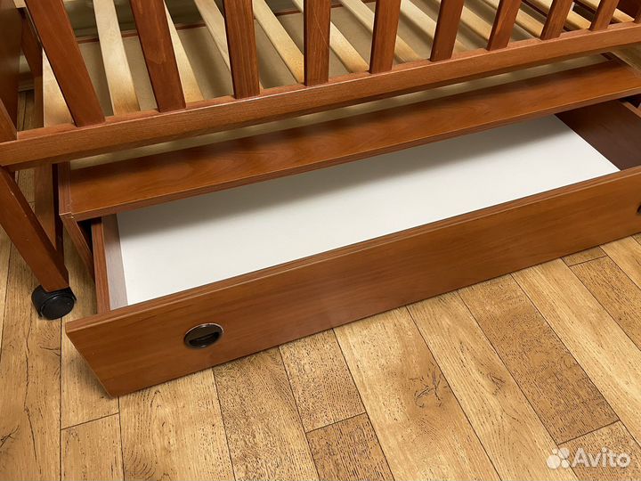 Детская кроватка с маятником и ящиком