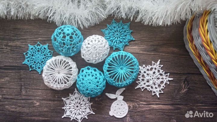 Снежинки и шары новогодний декор ручной работы