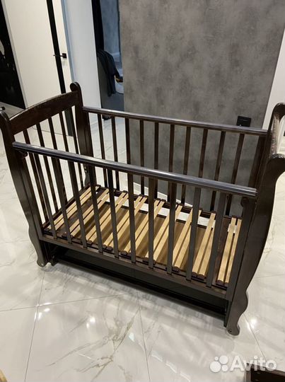 Детская кроватка с продольным маятником