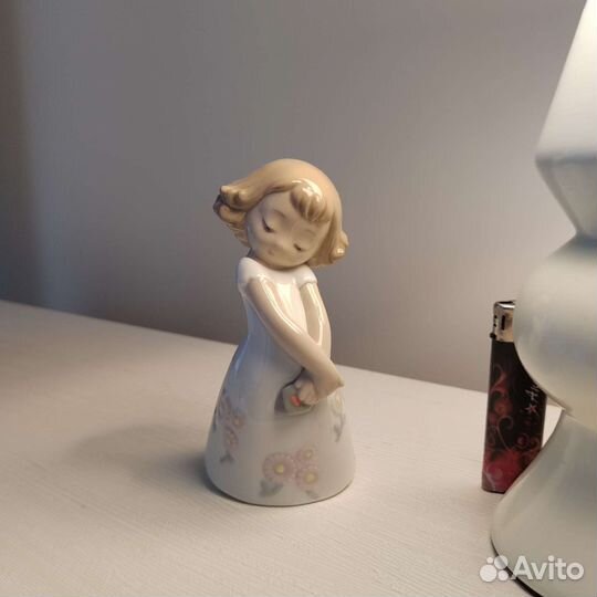 Фарфоровая статуэтка NAO