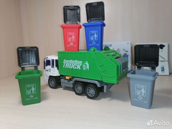 Машинка-мусоровоз с контейнерами для отходов новая